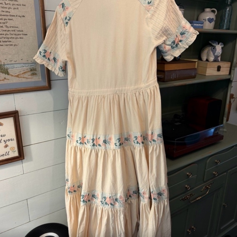 Ivy City Co Holland Maxi Dress Size XS
Cream Floral - Picture 6 of 7